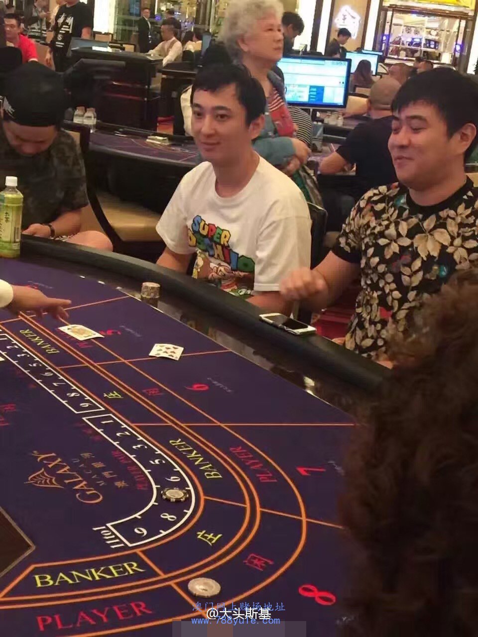 王思聪低调现身澳门赌场 坐赌桌前露迷之微笑